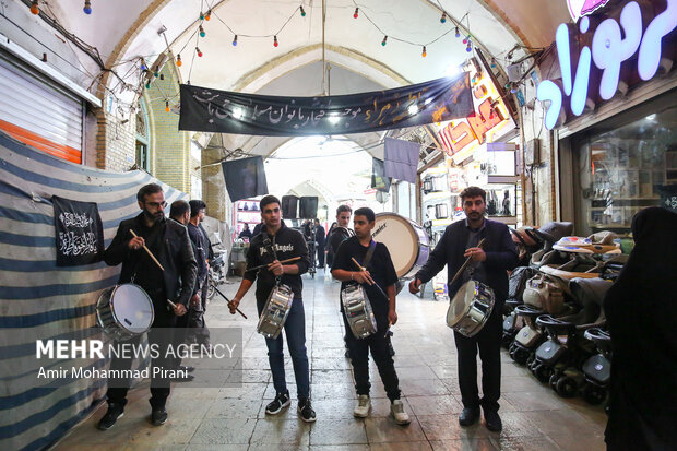 آیین چهارپایه خوانی در بازار قم