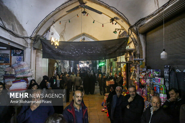 آیین چهارپایه خوانی در بازار قم