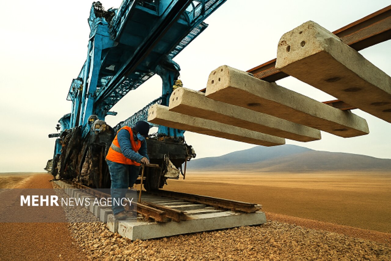 ثبت رکورد ملی در راهآهن چابهار-زاهدان؛ ۸۸ کیلومتر ریلگذاری در یک ماه ثبت رکورد ملی در راهآهن چابهار-زاهدان؛ ۸۸ کیلومتر ریلگذاری در یک ماه