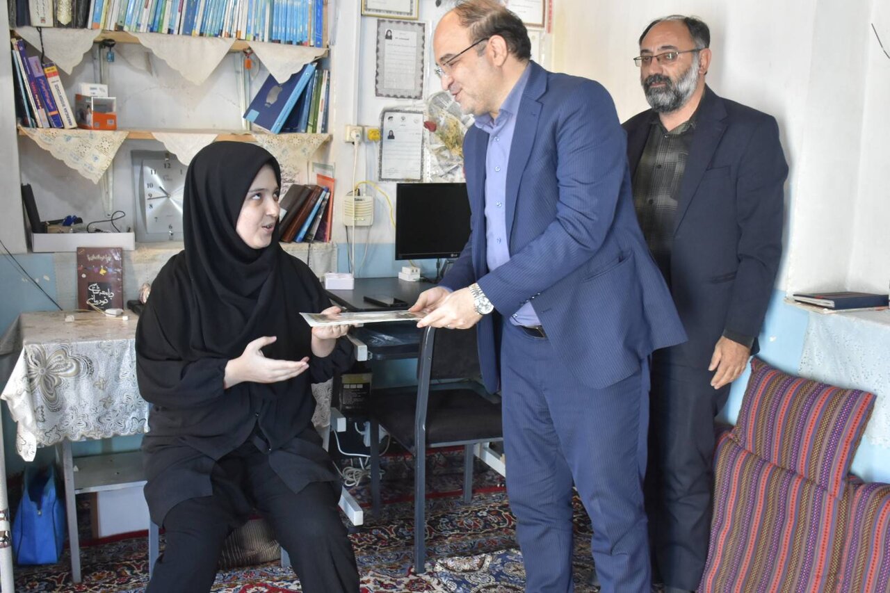 کتابخوانی فراتر از محدودیت‌ها؛ تجلیل از «زهرا محمدزاده» در هرزند جدید