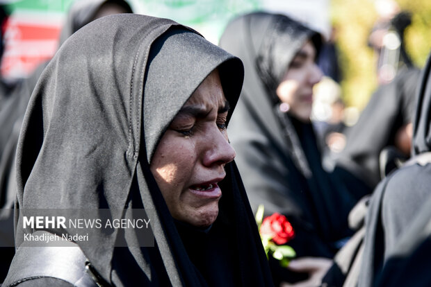تشییع پیکر مطهر ۱۲ شهید گمنام در دانشگاه اصفهان