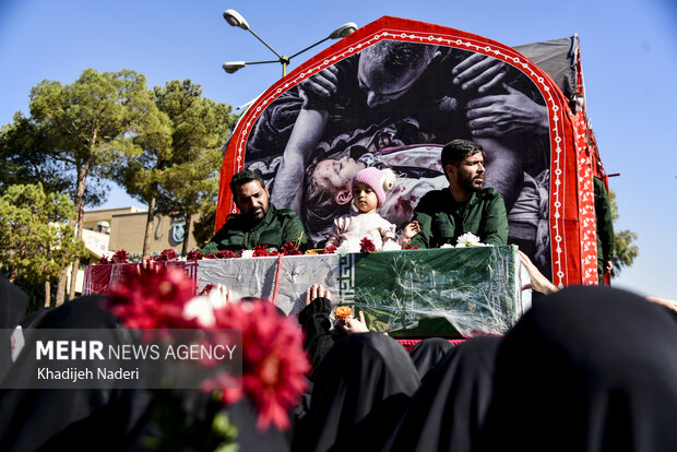 تشییع پیکر مطهر ۱۲ شهید گمنام در دانشگاه اصفهان