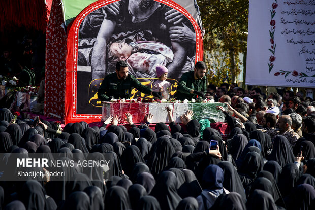 تشییع پیکر مطهر ۱۲ شهید گمنام در دانشگاه اصفهان