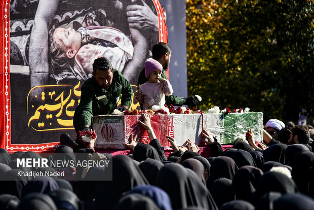 تشییع پیکر مطهر ۱۲ شهید گمنام در دانشگاه اصفهان