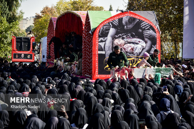 تشییع پیکر مطهر ۱۲ شهید گمنام در دانشگاه اصفهان