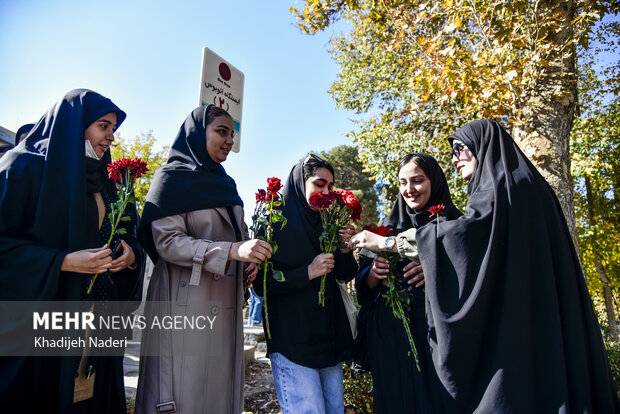 تشییع پیکر مطهر ۱۲ شهید گمنام در دانشگاه اصفهان