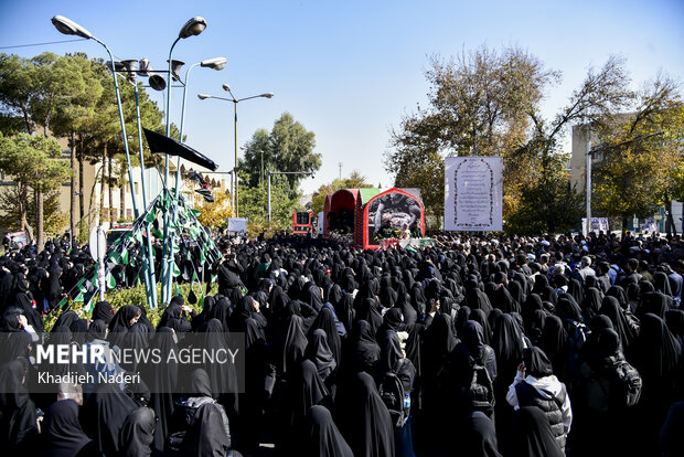 تشییع پیکر مطهر ۱۲ شهید گمنام در دانشگاه اصفهان