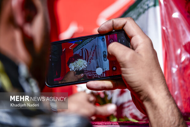 تشییع پیکر مطهر ۱۲ شهید گمنام در دانشگاه اصفهان