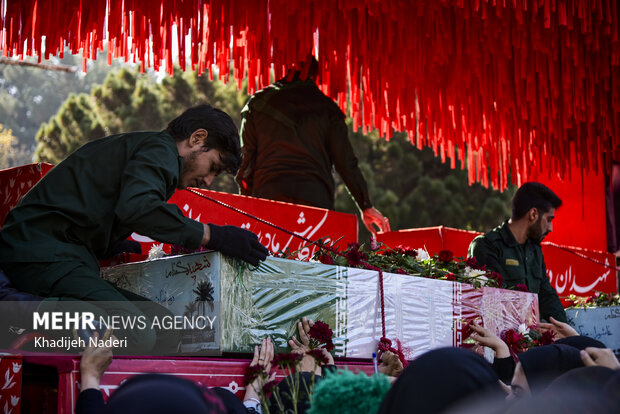 تشییع پیکر مطهر ۱۲ شهید گمنام در دانشگاه اصفهان