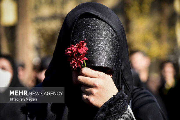 تشییع پیکر مطهر ۱۲ شهید گمنام در دانشگاه اصفهان