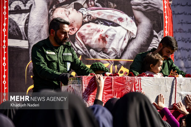 تشییع پیکر مطهر ۱۲ شهید گمنام در دانشگاه اصفهان