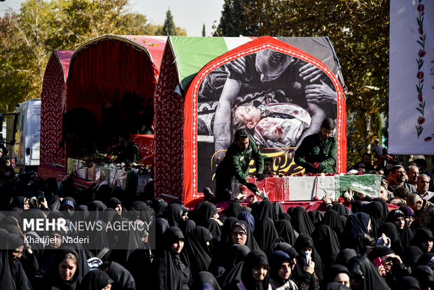 تشییع پیکر مطهر ۱۲ شهید گمنام در دانشگاه اصفهان