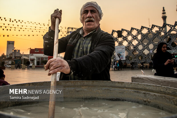 آیین سنتی سمنوپزان در میدان امام حسین (ع)