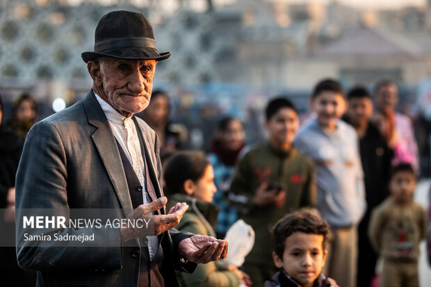 آیین سنتی سمنوپزان در میدان امام حسین (ع)