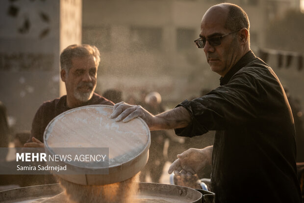 آیین سنتی سمنوپزان در میدان امام حسین (ع)