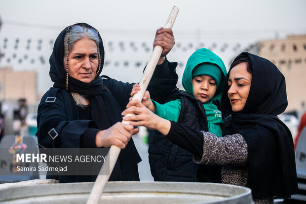 آیین سنتی سمنوپزان در میدان امام حسین (ع)