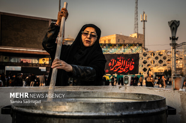 آیین سنتی سمنوپزان در میدان امام حسین (ع)