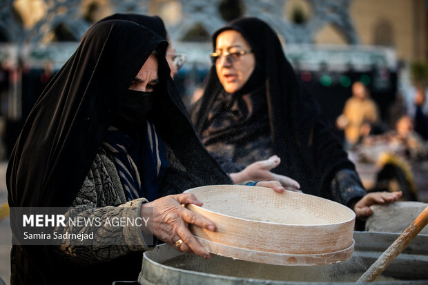 آیین سنتی سمنوپزان در میدان امام حسین (ع)