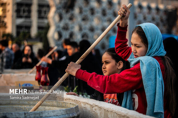 آیین سنتی سمنوپزان در میدان امام حسین (ع)