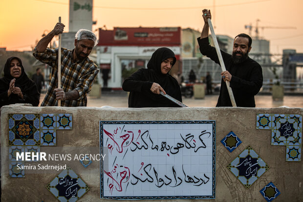 آیین سنتی سمنوپزان در میدان امام حسین (ع)