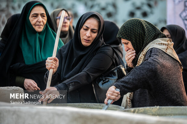آیین سنتی سمنوپزان در میدان امام حسین (ع)