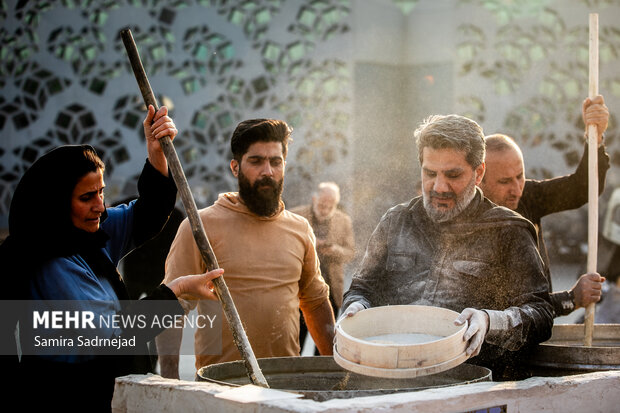 آیین سنتی سمنوپزان در میدان امام حسین (ع)