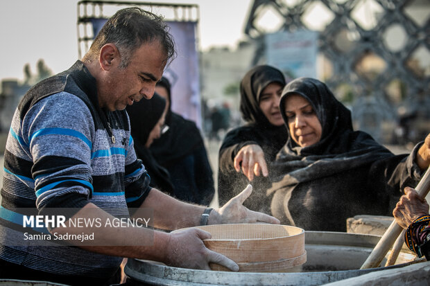 آیین سنتی سمنوپزان در میدان امام حسین (ع)