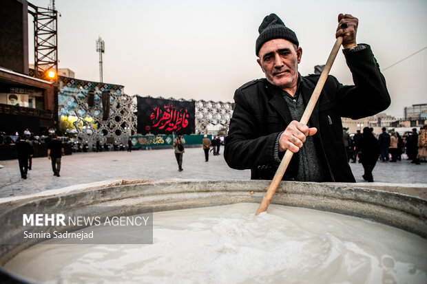 آیین سنتی سمنوپزان در میدان امام حسین (ع)