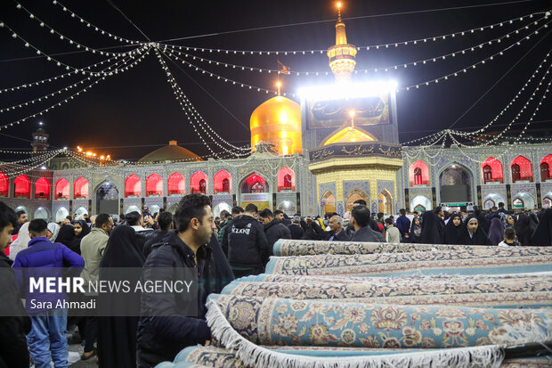 حال‌وهوای حرم امام‌رضا(ع) در شب شهادت حضرت زهرا(س)