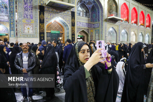 حال‌وهوای حرم امام‌رضا(ع) در شب شهادت حضرت زهرا(س)