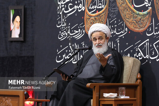 حال و هوای حرم بانوی کرامت در شب شهادت امام‌ابیها(س)