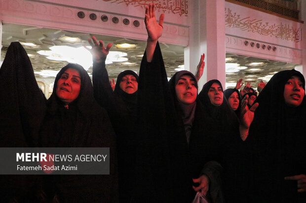 حال و هوای حرم بانوی کرامت در شب شهادت امام‌ابیها(س)