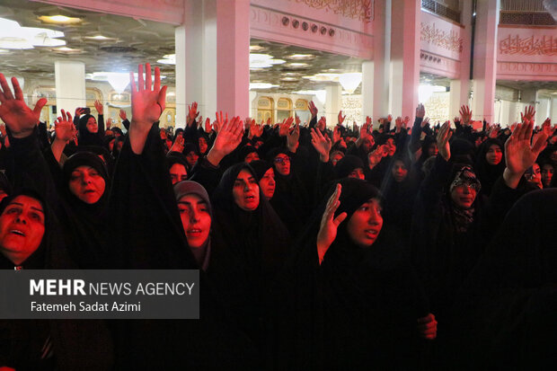 حال و هوای حرم بانوی کرامت در شب شهادت امام‌ابیها(س)