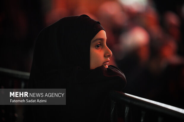 حال و هوای حرم بانوی کرامت در شب شهادت امام‌ابیها(س)