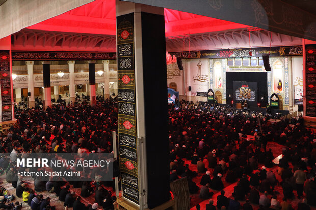 حال و هوای حرم بانوی کرامت در شب شهادت امام‌ابیها(س)