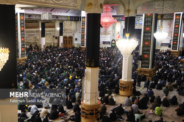 حال و هوای حرم بانوی کرامت در شب شهادت امام‌ابیها(س)