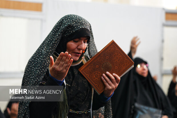 حال و هوای حرم بانوی کرامت در شب شهادت امام‌ابیها(س)