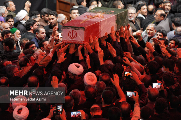 حال و هوای حرم بانوی کرامت در شب شهادت امام‌ابیها(س)