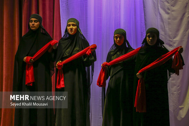 اجرای نمایش «زنی شبیه مادر»