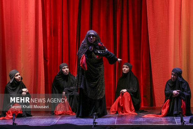 اجرای نمایش «زنی شبیه مادر»