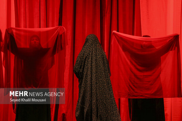 اجرای نمایش «زنی شبیه مادر»