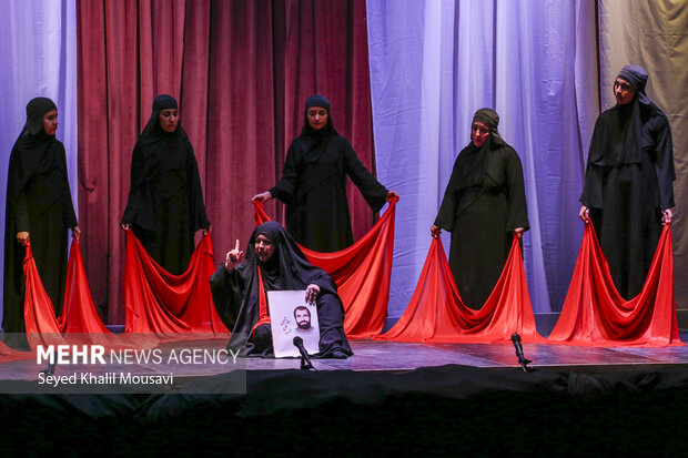 اجرای نمایش «زنی شبیه مادر»