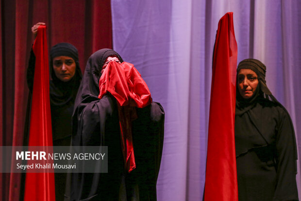 اجرای نمایش «زنی شبیه مادر»