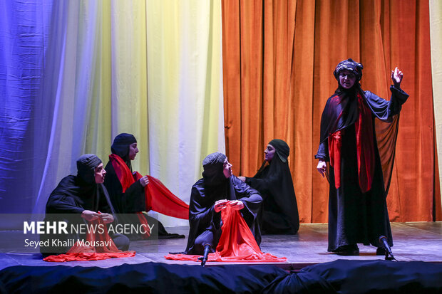 اجرای نمایش «زنی شبیه مادر»