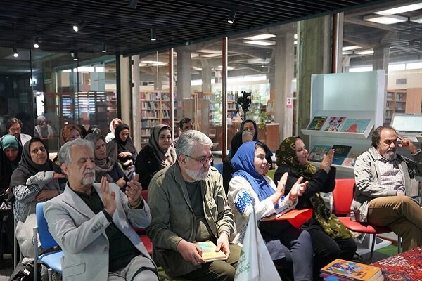 تأکید بر توجه به ادبیات نوزادان بهعنوان گفتمانی جدید