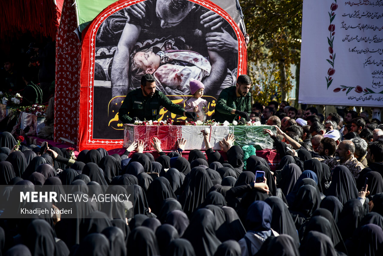 تشییع پیکر مطهر ۱۲ شهید گمنام در دانشگاه اصفهان