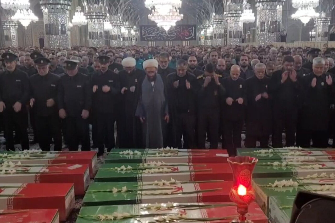 اقامه نماز بر پیکر شهدای گمنام در حرم مطهر امام رضا(ع)