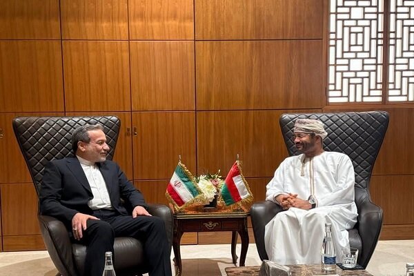 FM Araghchi holds meeting with Omani counterpart