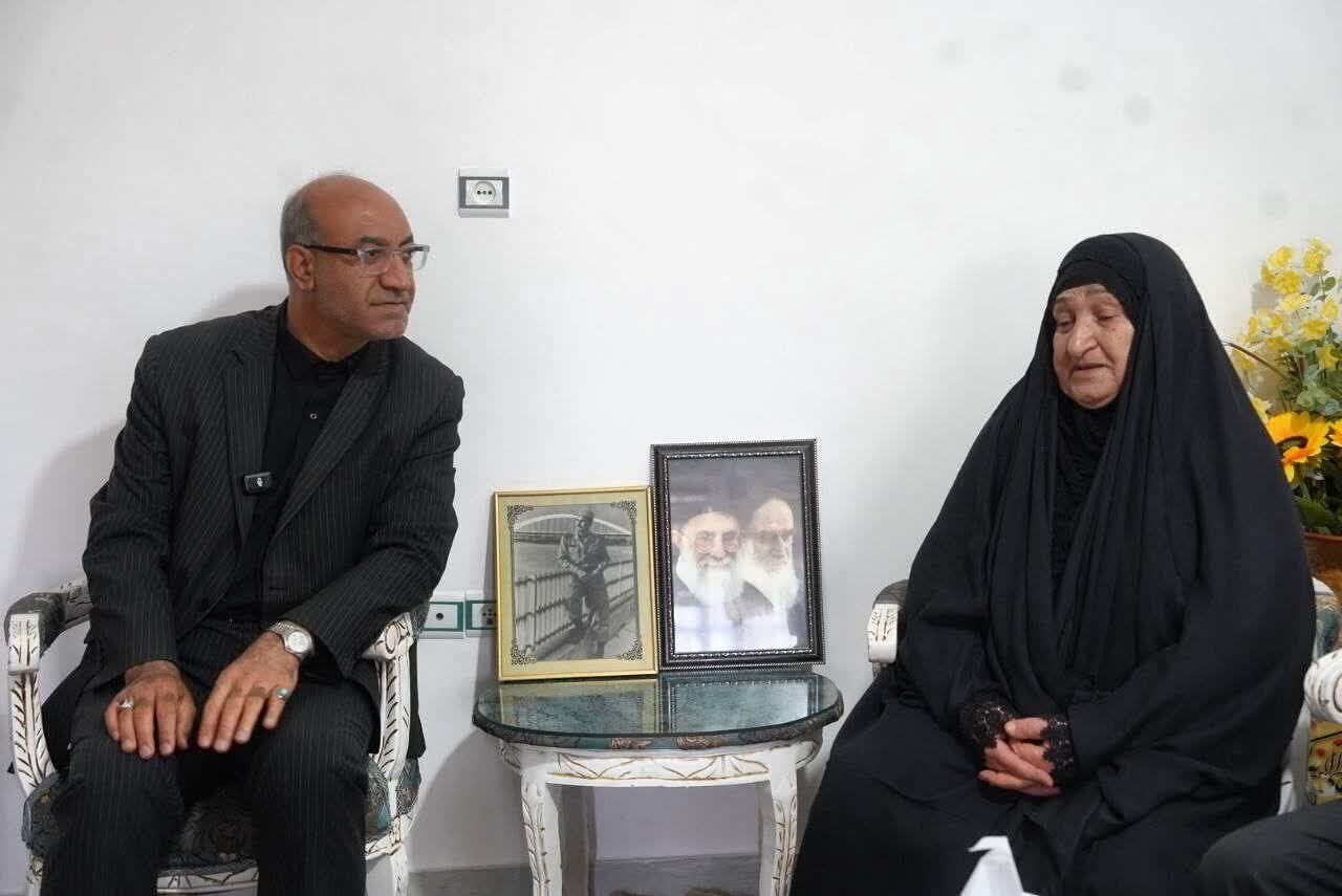 استاندار کرمانشاه با خانواده شهید میرپور دیدار کرد