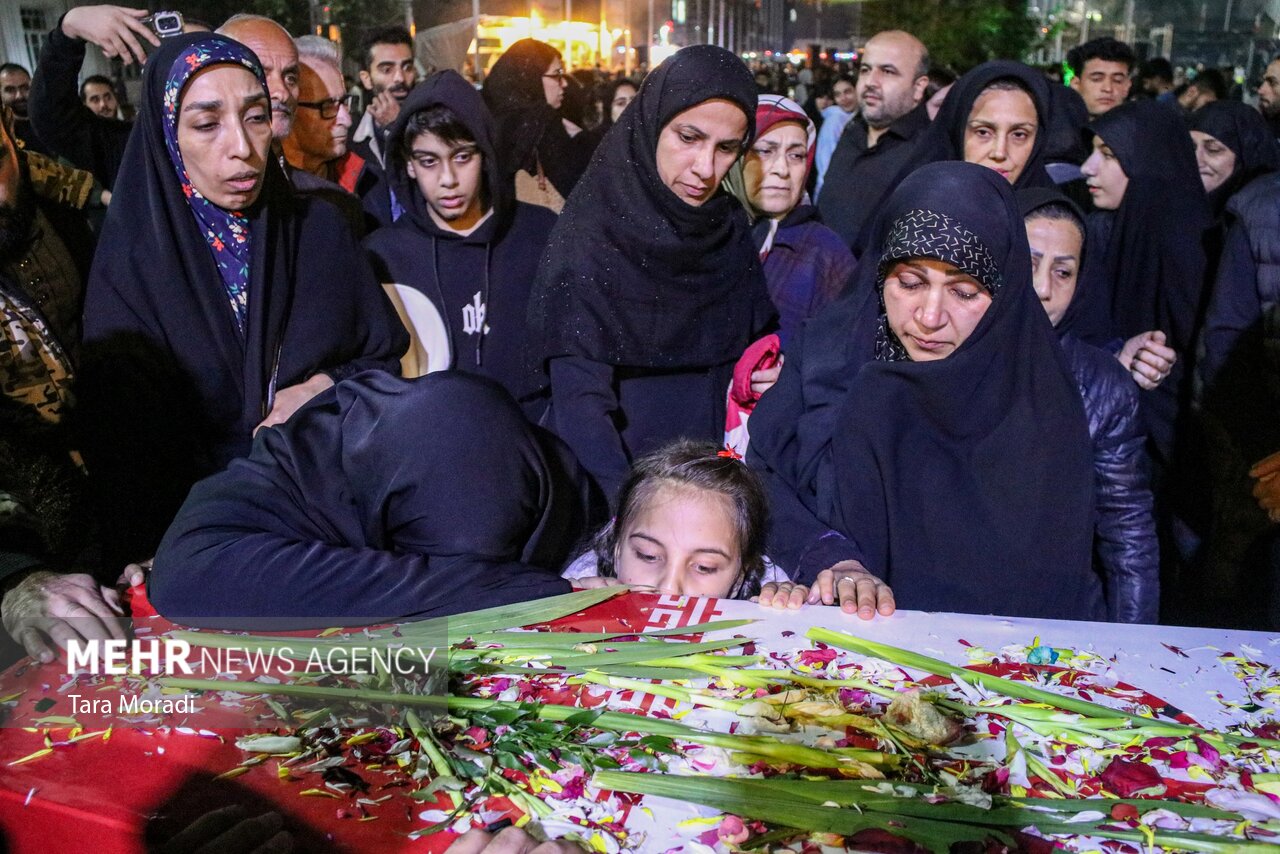 استقبال از شهید گمنام در میدان شهدای ذهاب رشت استقبال از شهید گمنام در میدان شهدای ذهاب رشت